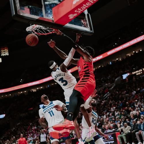 罗威全场5中5，三分1中1得到12分4篮板2助攻1抢断2盖帽